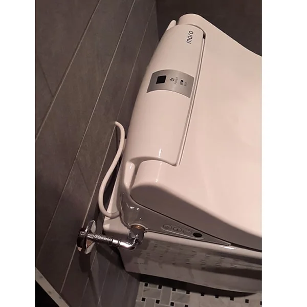 Maro douchewc met minimaal zichtbare leidingen