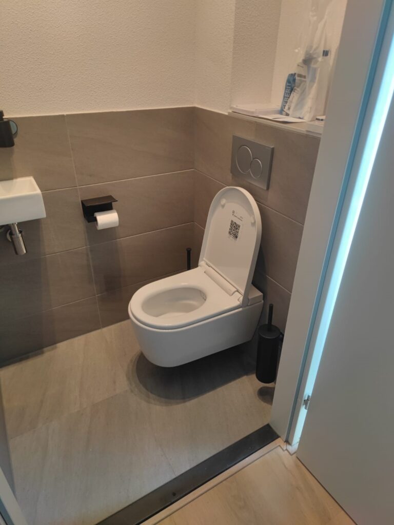Installatie geberit Aquaclean sela door frissebips